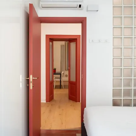 Characteristic One Bedroom Columns Of San Lorenzo Milánó